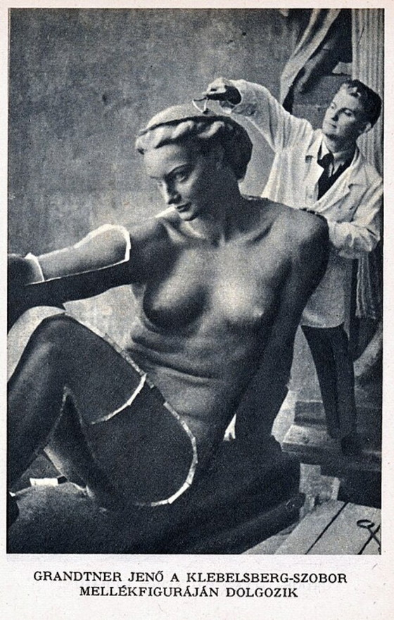Image 1 of Nackter Mann sitzt auf einem Felsbrocken. Künstler: Jenö Grantner (1907–1983)