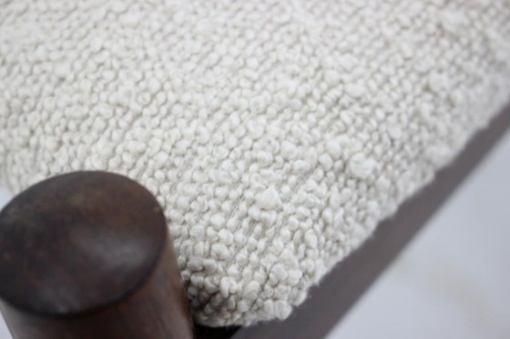 Image 1 of Taburete de madera restaurado de estilo danés moderno de mediados de siglo de la década de 1960 en bouclé blanco.