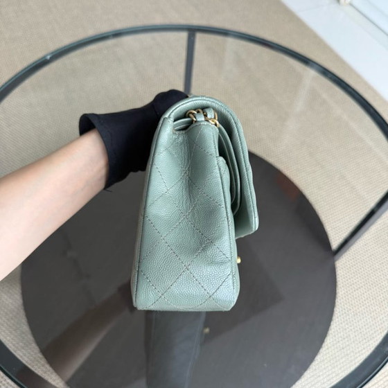 Image 1 of Chanel Classic Flap Medium - Caviar 25CM Gewatteerd generfd kalfsleer Lichtblauwgroen Goudkleurige hardware Serie 25