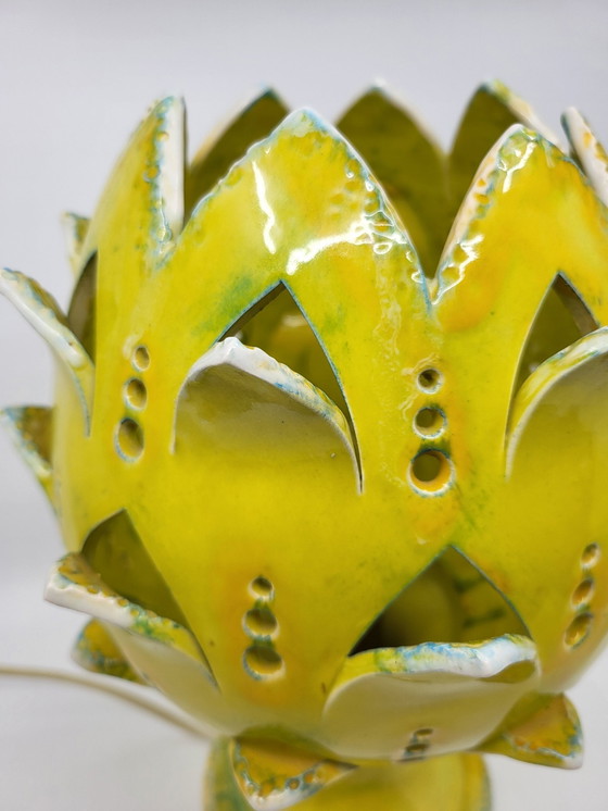 Image 1 of Artisjoklamp van geel keramiek Frankrijk