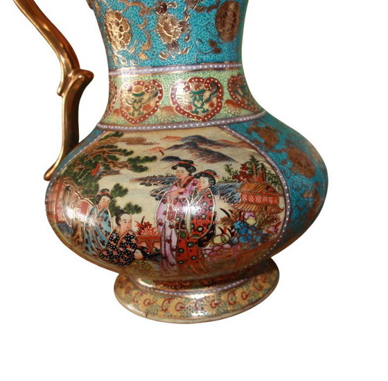 Image 1 of Vaso Satsuma in stile asiatico, dipinto a mano con decorazioni dorate.