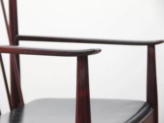Image 1 of Een paar fauteuils en een bijzettafel, Deens, van palissanderhout en leer, ontworpen door Arne Vodder voor Sibast in 1960.