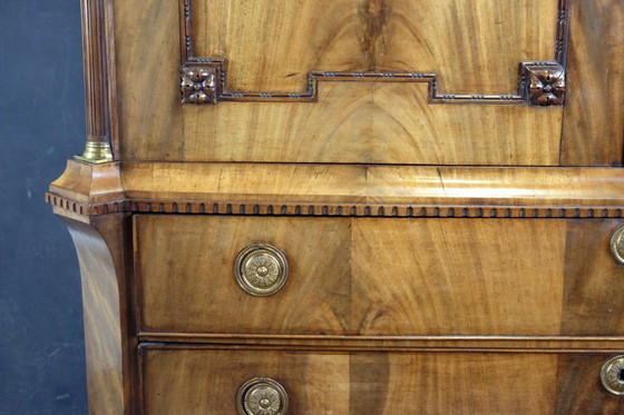 Image 1 of Elégant cabinet en acajou à décor floral vers 1780.
