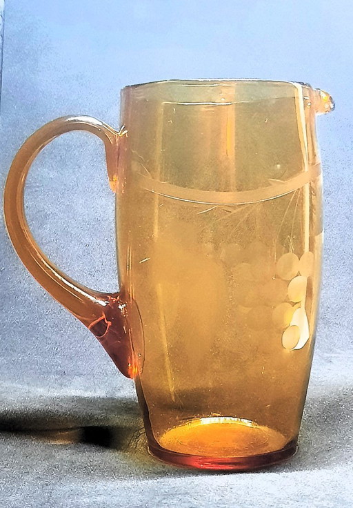 Vintage böhmischer Krug aus bernsteinfarbenem Glas mit Traubengravur