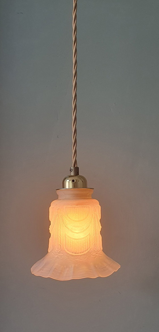 Image 1 of Suspension en verre antique. Forme florale en verre dépoli.