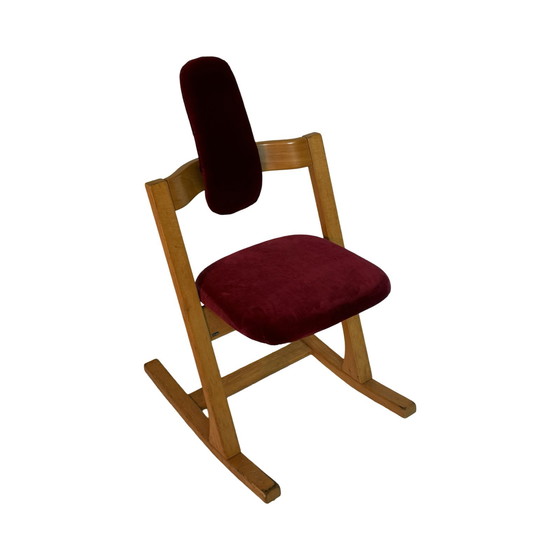 Image 1 of Peter Opsvik – Stokke – Pendel – Ergonomisch geformter Schaukelstuhl – Bezug aus rotem Samt und Holzgestell