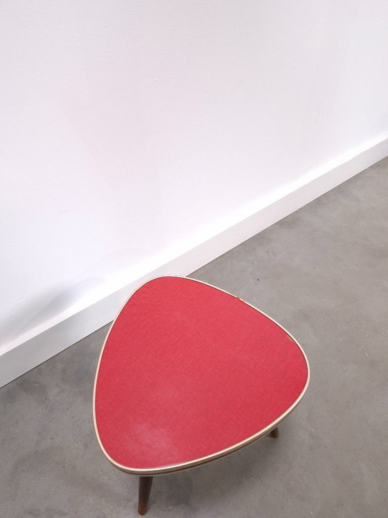 Vintage 50s triangular side table plant table with red formica top and gold black edge, no.7, Wood (photo 5 of 8)