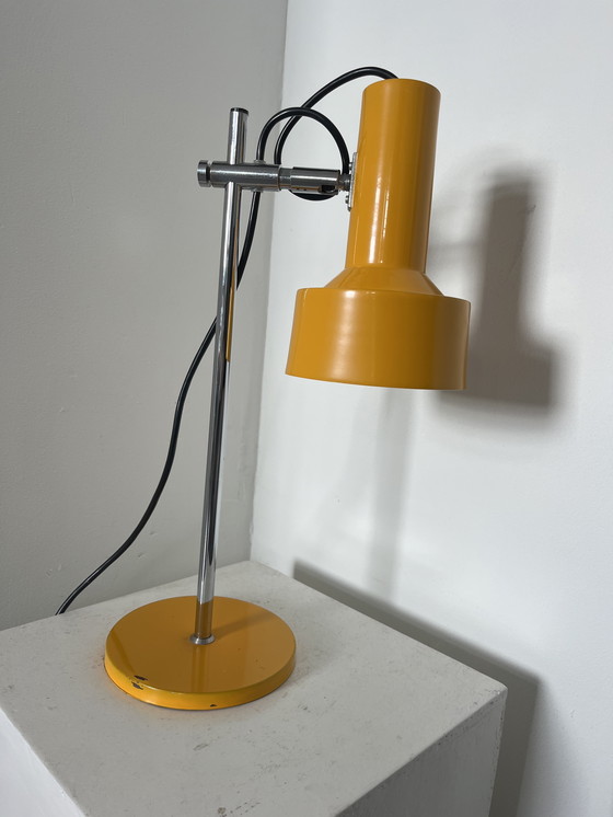 Image 1 of Geel oranje vintage tafellamp in mid-century stijl chroom