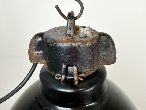 Image 1 of Industrielle Bauhaus-Hängeleuchte aus schwarzem Emaille, 1930er Jahre