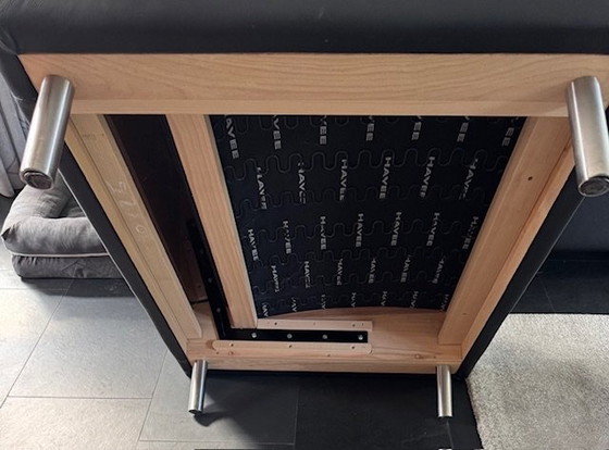 Image 1 of Divano a due posti Cloak in pelle nera con bracciolo rosso rimovibile in pelle