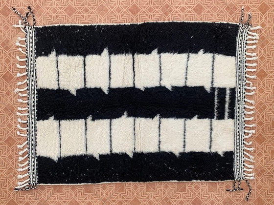 Handgewebter Teppich aus reiner Wolle, traditionelle Handwerkskunst, schwarz-weiß, 2/3 m² – Aime Té (photo 6 of 8)