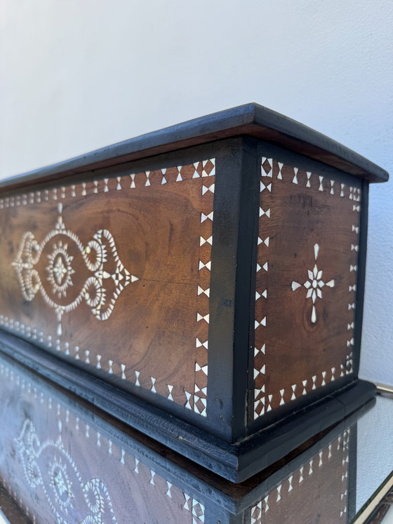 Image 1 of Antico baule orientale con intarsi in madreperla
