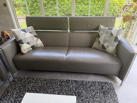 Image 1 of Twee mooie Leolux leren banken 3 +2,5 zits, poef + salontafel