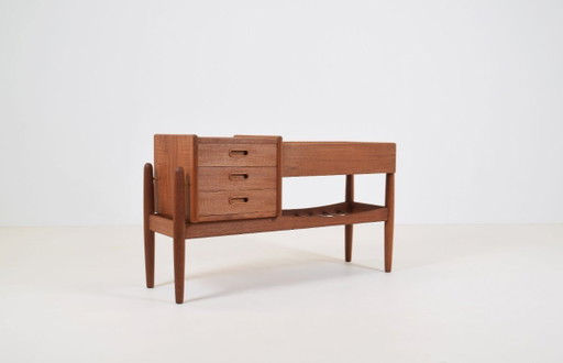 Mobili danesi in teak con fioriera, disegnati da Arne Wahl Iversen nel 1961.