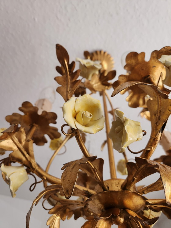 Lampe de plafond florentine ancienne, dorée et forgée à la main, ornée de roses en porcelaine, Italie (photo 13 of 14)