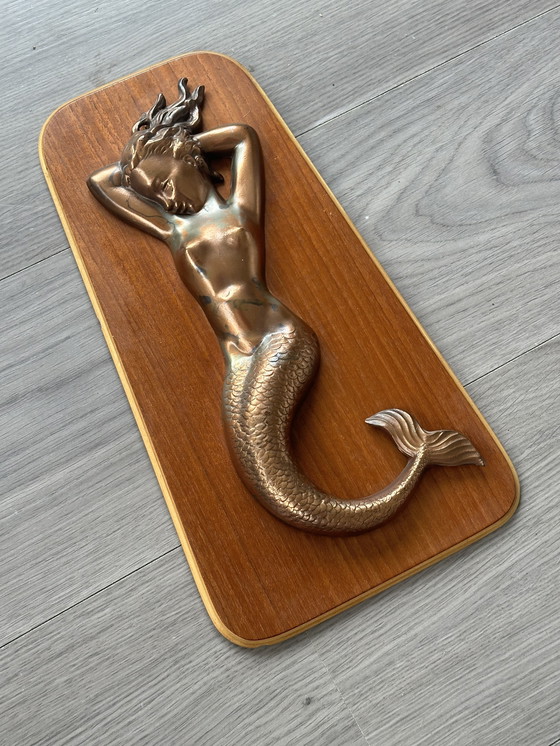 Image 1 of Messing zeemeermin op teakhouten achtergrond Deens design