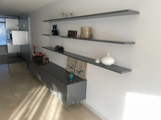 Aparador colgante Interlubke Cube X gris brillante con estantes flotantes