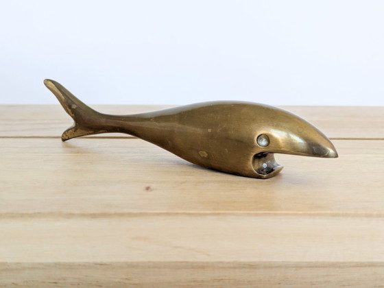 Abrebotellas de latón macizo con forma de ballena de mediados de siglo, estilo retro. – Accesorios de mesa (photo 13 of 13)