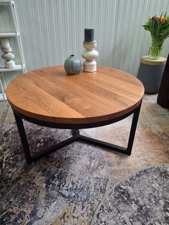 Image 1 of Nueva y robusta mesa de centro de roble macizo y base de metal.