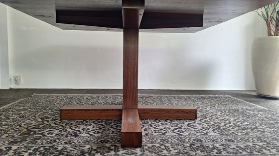 Image 1 of Table de salle à manger carrée en bois de noyer