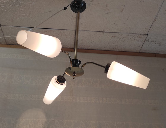 Image 1 of Dreiflammiger Messing-Kronleuchter mit Opalglasschirmen – 1950er/60er Jahre