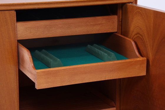 Image 1 of Magnifique commode vintage années 60 | Mid Century Armoire | Rétro Bois Rangement Sideboard #08-19