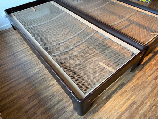 Deux lits simples Auping avec sommier réglable et table de chevet