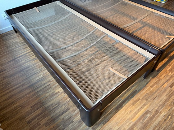 Image 1 of Deux lits simples Auping avec sommier réglable et table de chevet