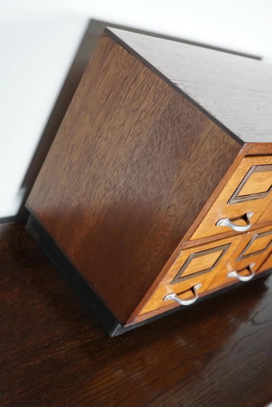 Image 1 of Pequeño boticario/archivador de roble holandés, modelo de sobremesa, circa 1940