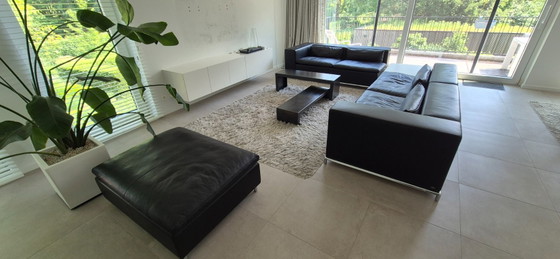 Image 1 of Divano De Sede DS7 in pelle nera, composto da 2 posti e pouf.