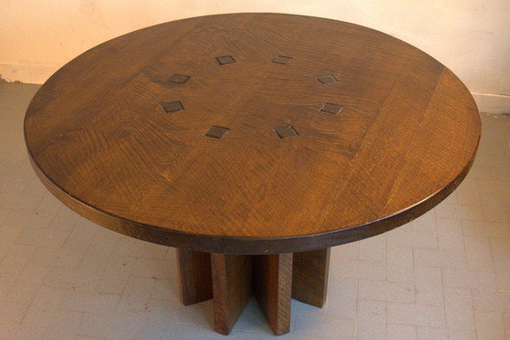 Image 1 of Zeldzame vroege Giuseppe Rivadossi massief eikenhouten eettafel met vier stoelen met diamantvormig snijwerk.
