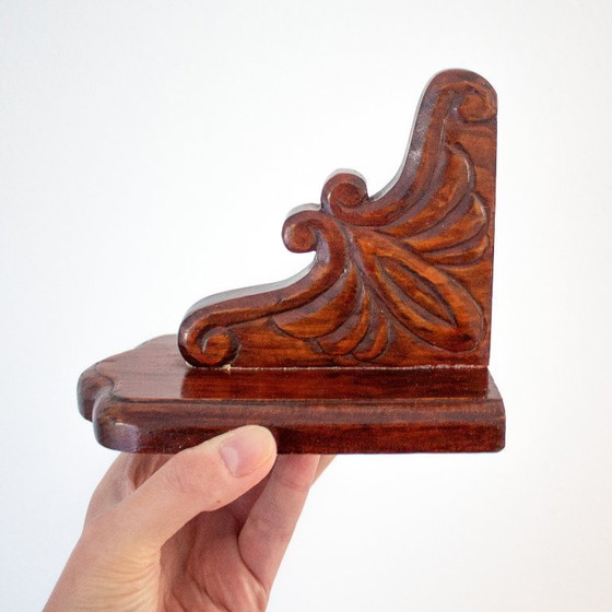 Image 1 of Vintage handgemaakte houten decoratieve boekensteunen