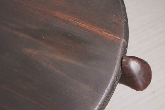 Image 1 of Vintage handgesneden ronde tafel van hardhout in Afrikaanse stijl, sculpturaal, inklapbaar bijzettafeltje