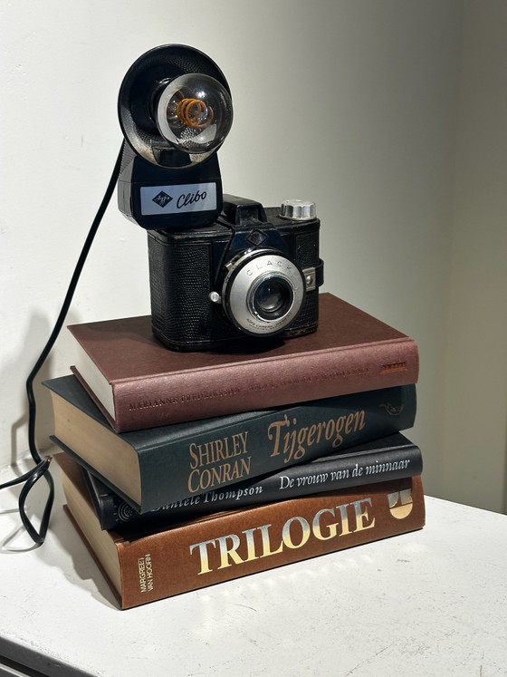 Unique camera table lamp on a stack of books – Glass, Metal (photo 7 of 8)
