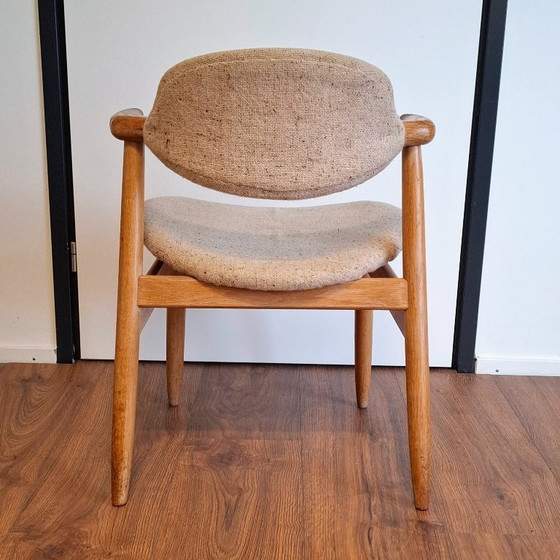 Image 1 of Sedia in corno di mucca con seduta e schienale in tessuto