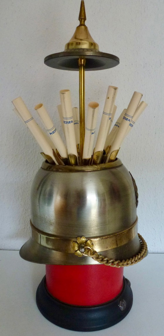 Dispensador de cigarrillos antiguo con forma de casco y caja de música. – Objetos decorativos, Metal, Brass (photo 3 of 8)