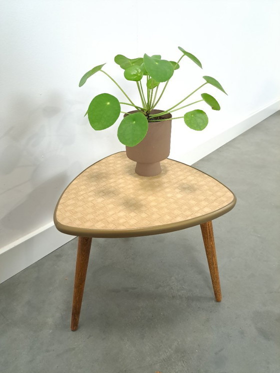 Image 1 of Beistelltisch Pflanzentisch mit beige creme karierter Resopalplatte, Nr. 29