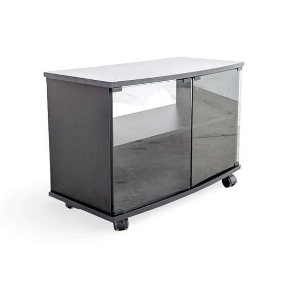 Vintage zwart tv-dressoir ladekast op wielen design dressoir, tv-meubelen, Glas, Hout (foto 3 van 7)