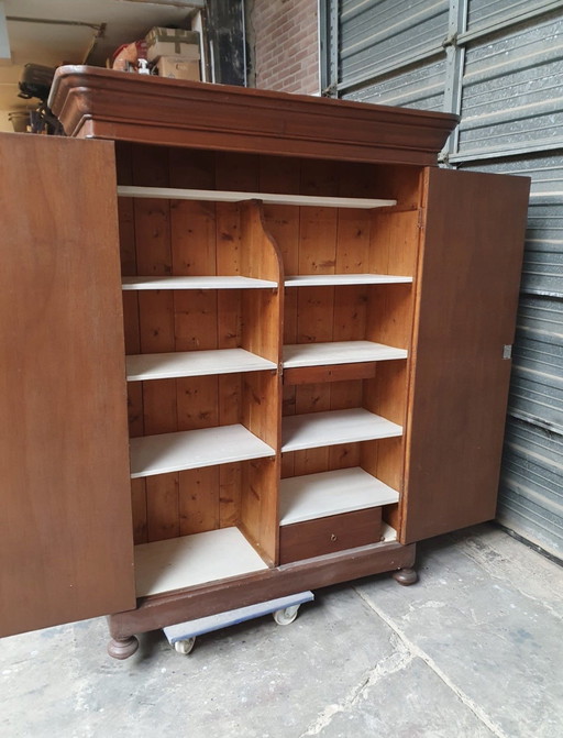 Pine 2-door cabinet, nice to restore, paint in a modern color with an antique look.