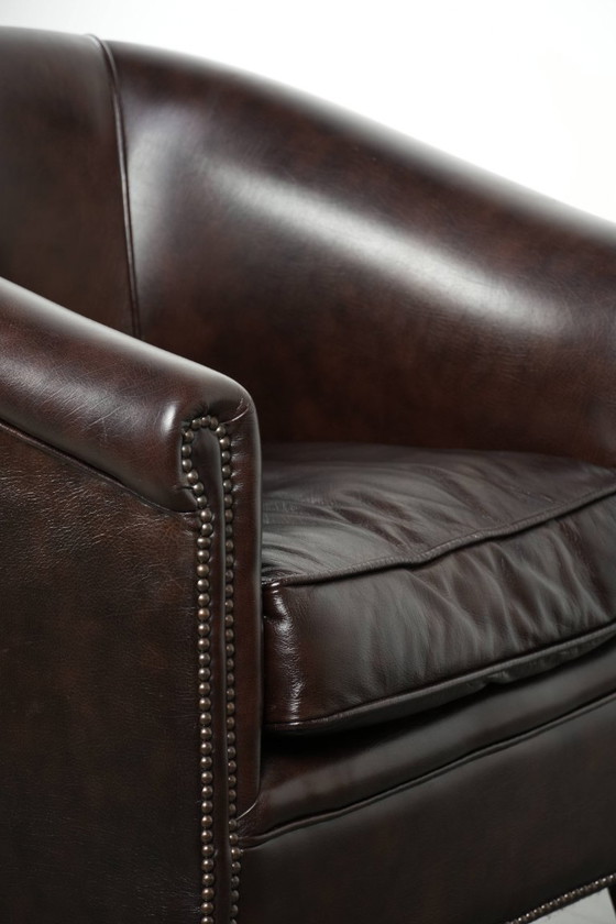 Image 1 of Club-Sessel aus dunklem Kuhfell mit zeitlosem und stilvollem Design im englischen Stil