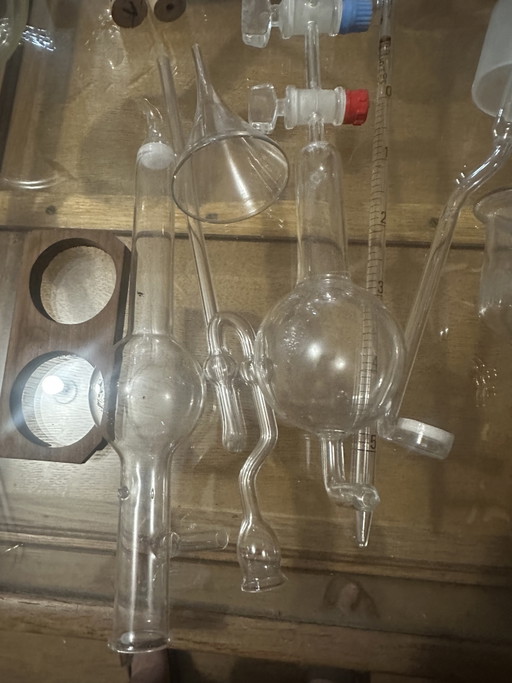 Een verzameling antieke glazen chemische elementen voor een rariteitenkabinet.
