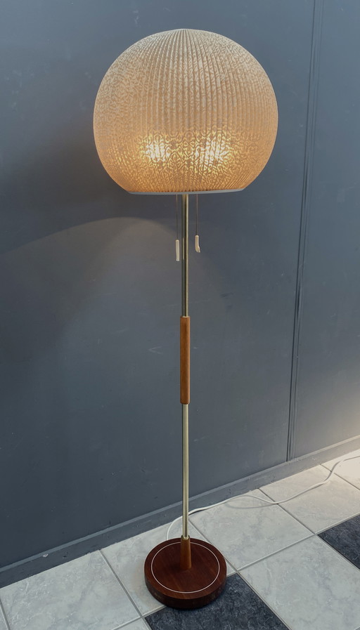 Lampadaire des années 1960 avec abat-jour en forme de globe