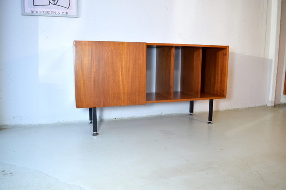 Image 1 of Vintage teakhouten vinylplatenkast/dressoir in mid-century stijl.