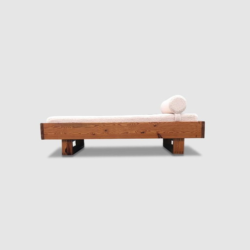 Modernist pine and bouclé daybed by Ate van Apeldoorn for Houtwerk Hattem 1970s