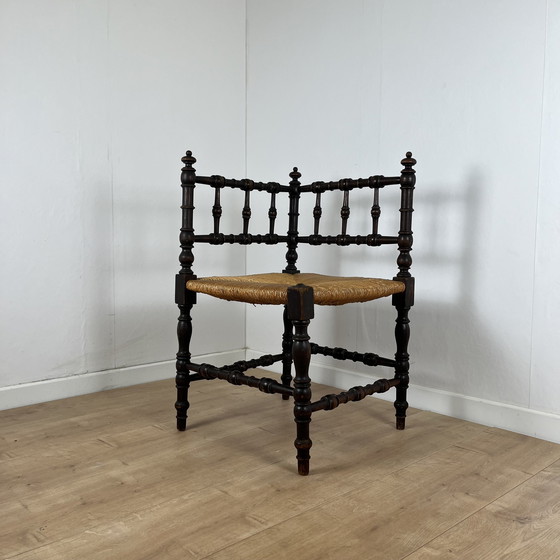 Image 1 of Sedia angolare in legno intagliato e paglia, fine XIX secolo