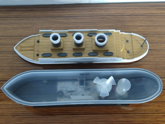 Image 1 of Luftbefeuchter/Lufterfrischer in Form des Schiffs Titanic, 30 cm