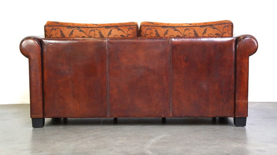 Image 1 of Cómodo sofá de piel de oveja de 2,5 plazas con cojines de tela