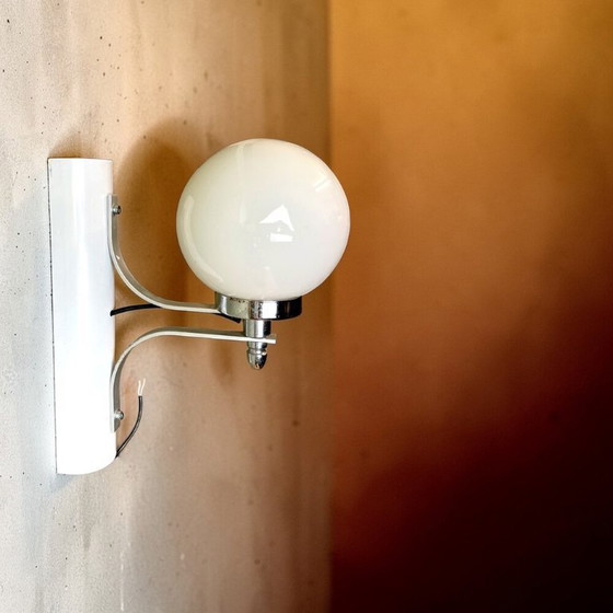 Image 1 of Portugiesische Wandleuchte aus weißem Metall und opalisierendem Glas