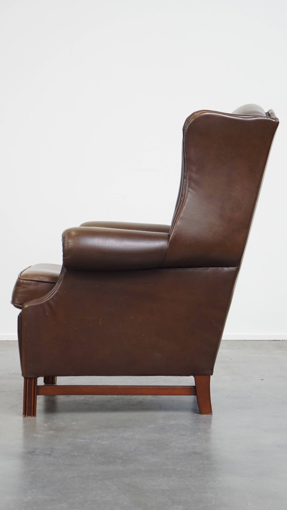 Image 1 of Grote Donkerbruine Gladde Rundleren Chesterfield Oorfauteuil