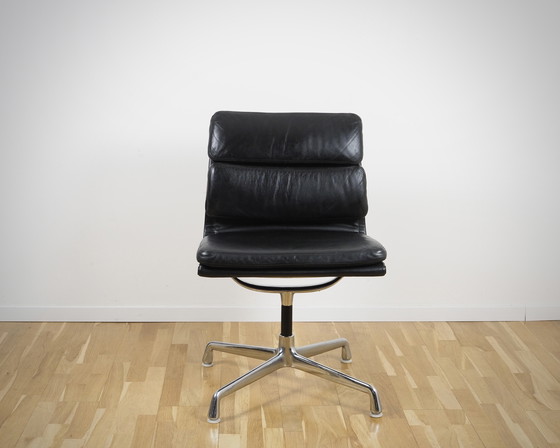 Image 1 of Silla Eames Soft Pad EA 205 de Vitra en cuero negro
